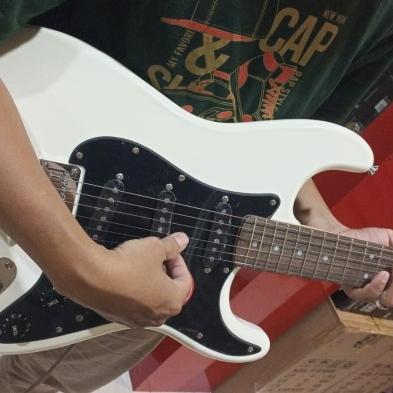 Squier FSR Bullet Stratocaster Electric Guitar | Gitar Listrik