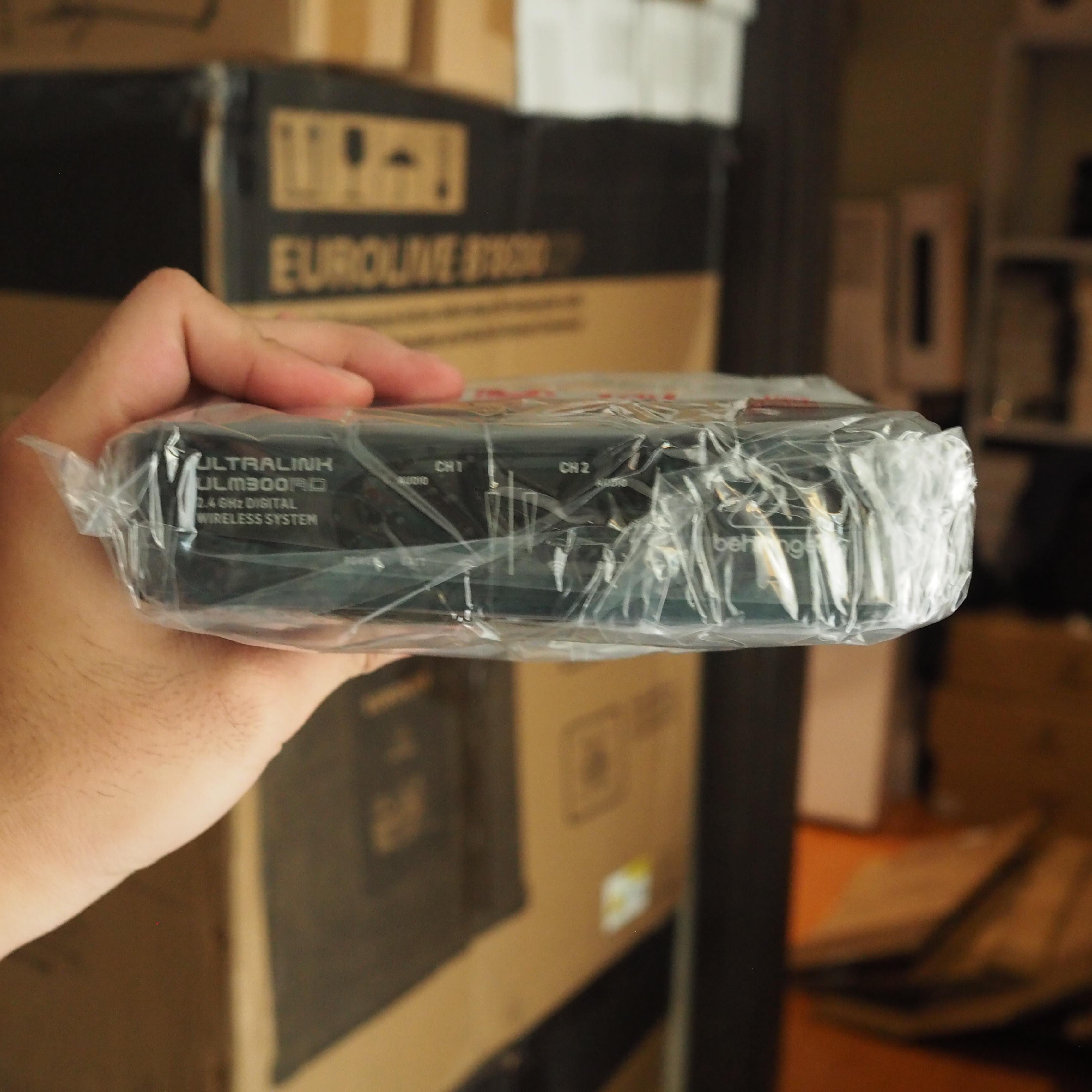 BEHRINGER ULTRALINK ULM302MIC DIGITAL WIRELESS MICROPHONE