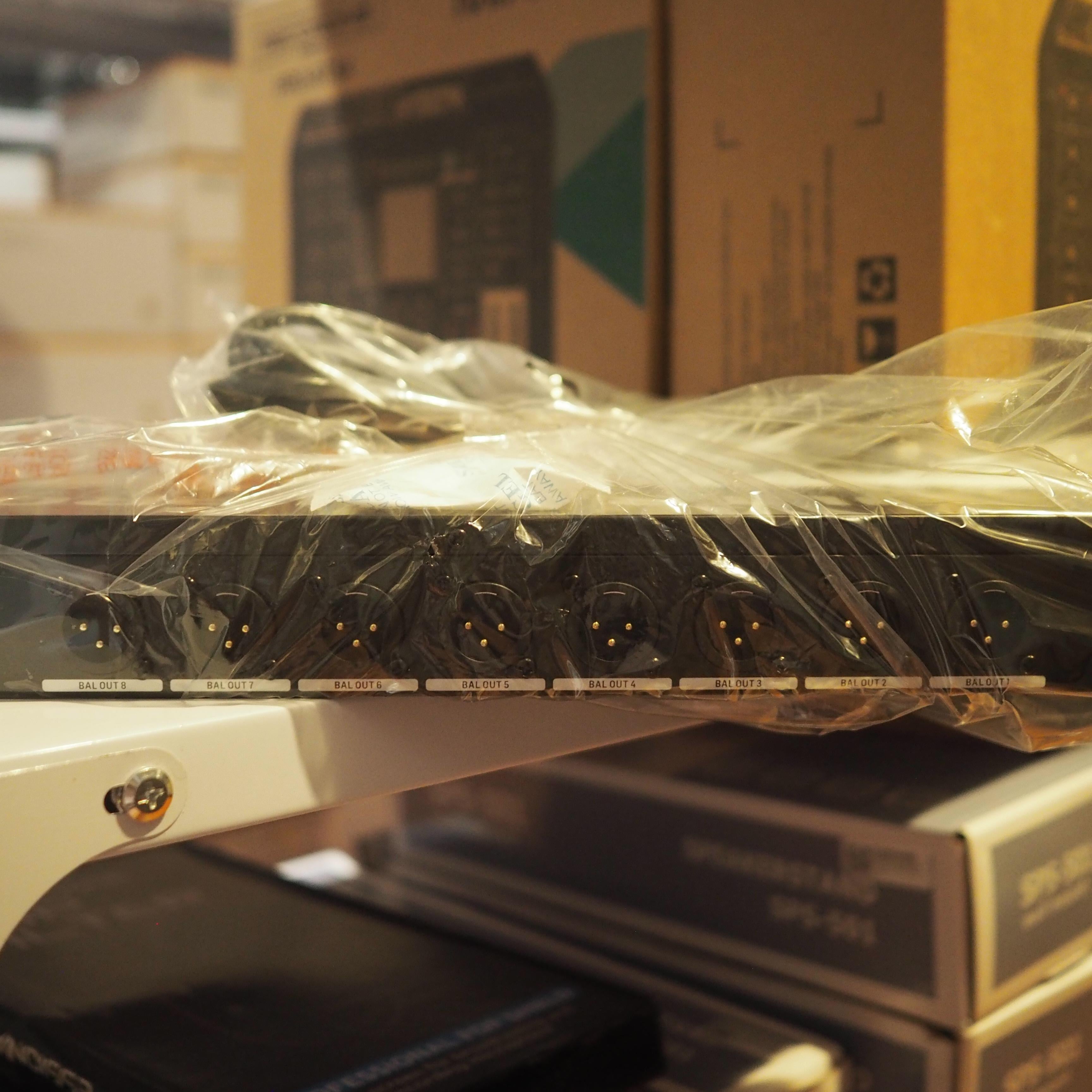 BEHRINGER ULTRA DI PRO DI800 V2 Phantom Powered 8 Channel Rack DI Box